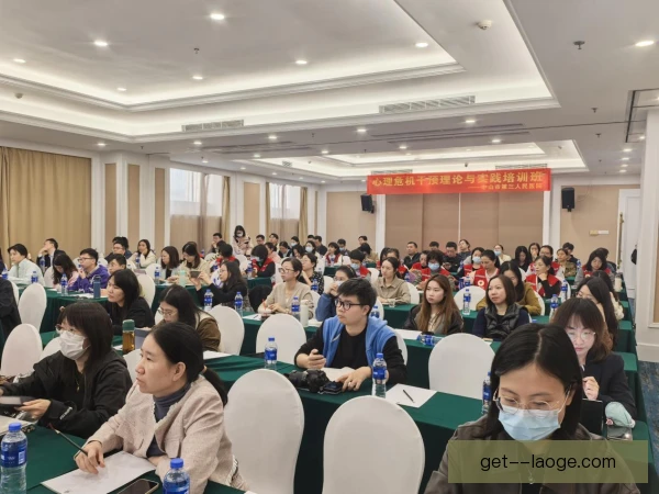 阿斯顿维拉危机沟通能力，透明回应稳定更衣室